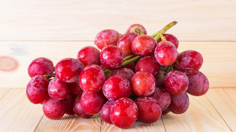Moon Drops, Lemberger Aka Blaufränkisch, Sweet Jubilee, Champagne Aka Black Corinth, Crimson Seedless, Riesling, Gewürztraminer, Moon Ball, Sultana Aka Thompson Seedless, Fry Muscadine, Thomcord, Canadice, Autumn Royal, Tear Drops Aka Funny Fingers, Red Muscat, Black Muscat, Gum Drops, Faith Grapes