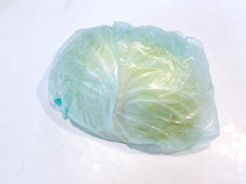 1．見切り品はすぐに冷凍, 2．野菜は鮮度保持袋に移す, 3．残りものは透明な容器に入れる, 保存方法をくふうすれば食材をムダにせずに済む