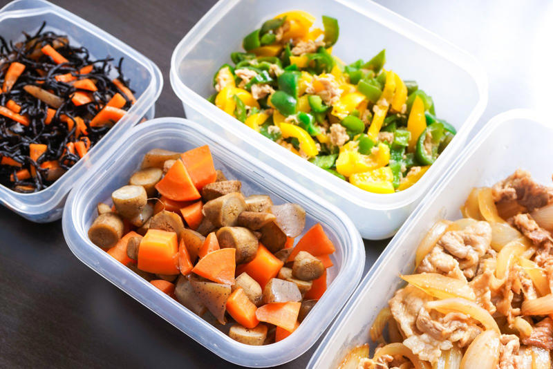 1．見切り品はすぐに冷凍, 2．野菜は鮮度保持袋に移す, 3．残りものは透明な容器に入れる, 保存方法をくふうすれば食材をムダにせずに済む