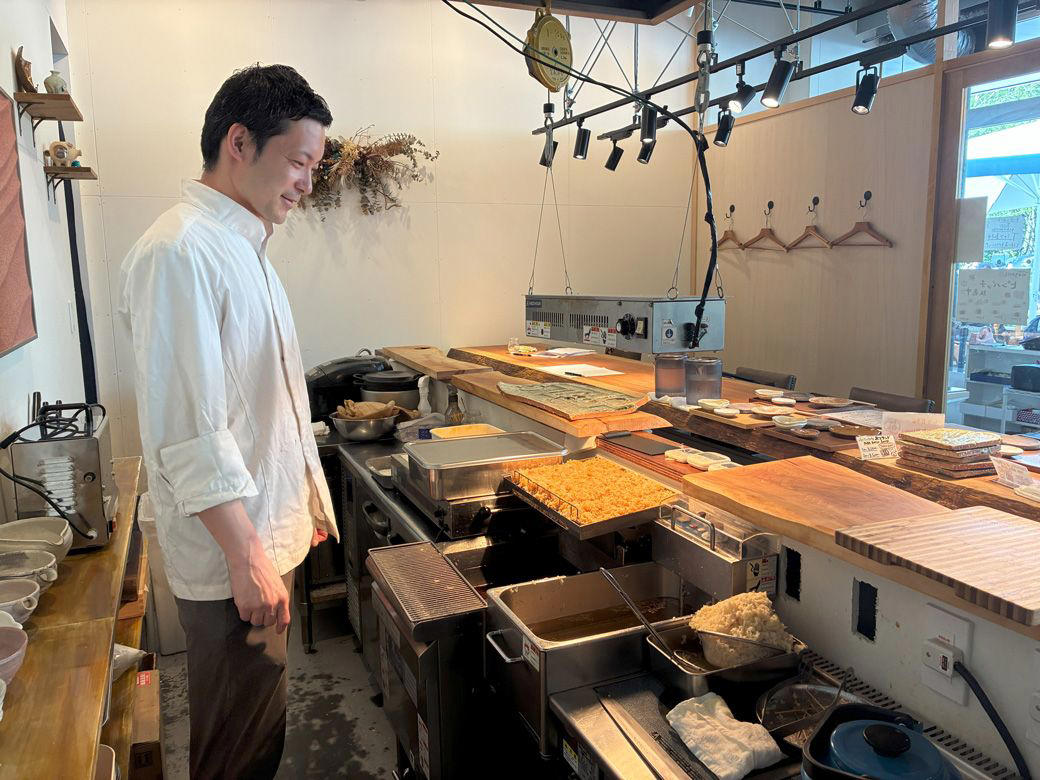 万博で目にした、まさかの光景, 最初に立ちはだかったのは「調達の壁」, 「国内店の99％が冷凍食材」の衝撃, 『ONE PIECE』方式で「最強チーム」を結成, 「なんとなく」から生まれた絆, 「ストーリー性」も演出していた, 1日7回転、90万円を売り上げる成功, 人間ってどこで感動するかわからない