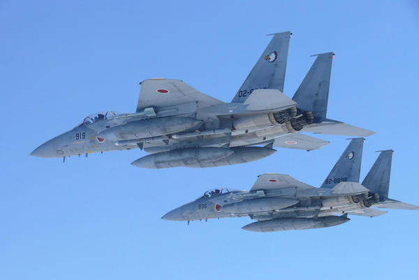 イギリス側から発表された「日本のF-15が来るよ！」, 念頭にあるのはもちろん…, 空自F-15派遣はインド太平洋の「変化の象徴」に？, 【戦闘機めちゃ載せ!?】東京に来た「英の巨大空母」の内部ぜんぶ見てきた！（動画で）