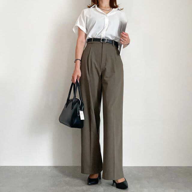 【Day1】パンツ以外を黒で統一したシンプルスタイル, 【Day2】コードレーストップスの白×パンツのオリーブで大人配色スタイル, 【Day3】ニュアンスカラーでまとめたヘルシースタイル, 【Day4】夏の涼しげなシルバースタイル, 【Day5】ワイドで落ち感のあるこなれたパンツで、シゴデキ女子スタイル, 【Day6】遊び心あるプリントTでカジュアルスタイル, 【Day7】派手なトップス合わせで華やかスタイル