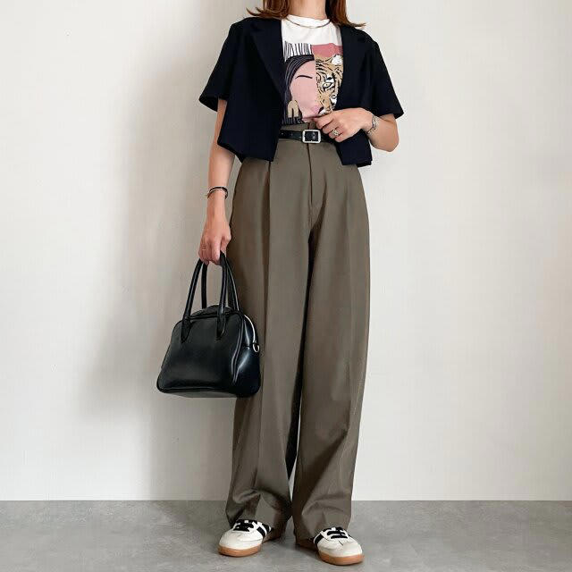 【Day1】パンツ以外を黒で統一したシンプルスタイル, 【Day2】コードレーストップスの白×パンツのオリーブで大人配色スタイル, 【Day3】ニュアンスカラーでまとめたヘルシースタイル, 【Day4】夏の涼しげなシルバースタイル, 【Day5】ワイドで落ち感のあるこなれたパンツで、シゴデキ女子スタイル, 【Day6】遊び心あるプリントTでカジュアルスタイル, 【Day7】派手なトップス合わせで華やかスタイル