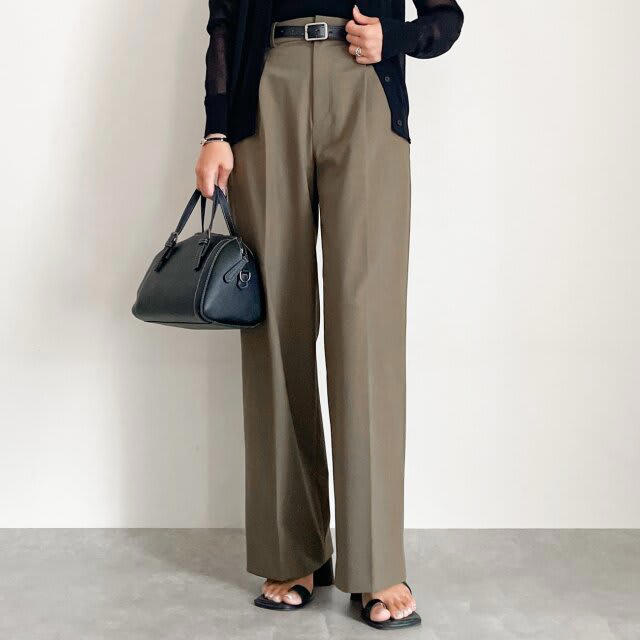 【Day1】パンツ以外を黒で統一したシンプルスタイル, 【Day2】コードレーストップスの白×パンツのオリーブで大人配色スタイル, 【Day3】ニュアンスカラーでまとめたヘルシースタイル, 【Day4】夏の涼しげなシルバースタイル, 【Day5】ワイドで落ち感のあるこなれたパンツで、シゴデキ女子スタイル, 【Day6】遊び心あるプリントTでカジュアルスタイル, 【Day7】派手なトップス合わせで華やかスタイル