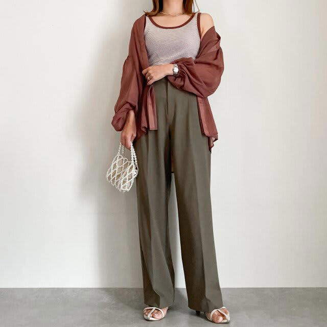 【Day1】パンツ以外を黒で統一したシンプルスタイル, 【Day2】コードレーストップスの白×パンツのオリーブで大人配色スタイル, 【Day3】ニュアンスカラーでまとめたヘルシースタイル, 【Day4】夏の涼しげなシルバースタイル, 【Day5】ワイドで落ち感のあるこなれたパンツで、シゴデキ女子スタイル, 【Day6】遊び心あるプリントTでカジュアルスタイル, 【Day7】派手なトップス合わせで華やかスタイル