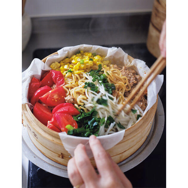 蒸すと素材のうまみが凝縮。シンプルなのに味わいは極上！, ワインに合うサラダや煮込みもたちまち完成, せいろに小皿を並べて旅館のような朝ごはんに, 具材と一緒に蒸すと、麺がしっとり、新食感