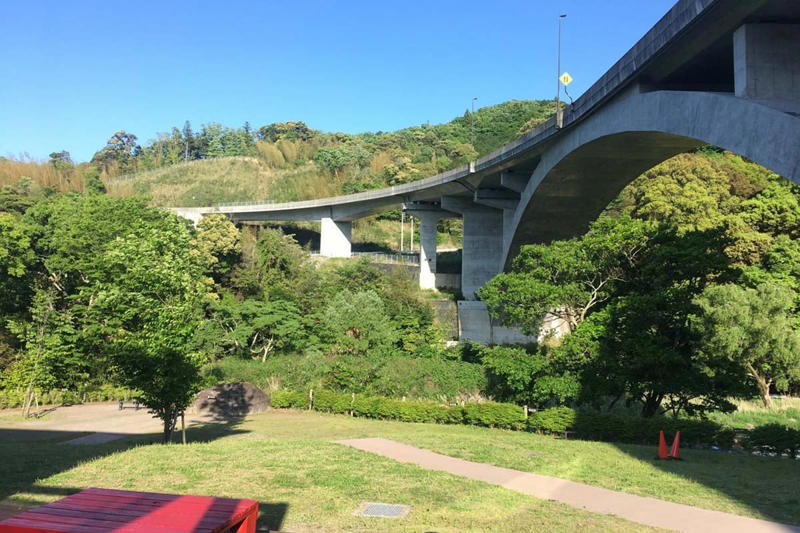 伊豆観光渋滞の現実, 河津渋滞の実態解明, 観光消費増と雇用創出, 災害に強い道路整備, 山岳区間建設費増大, 観光と物流融合道路, 地方経済のけん引道路