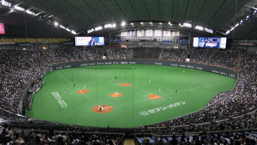 売上6割増・利益3倍増！ファイターズ札幌移転・初年度から“結果くっきり”, ファイターズが構築したビジネスモデル「滞在すればするほど利益が上がる」, エスコンフィールド成功、影の理由は「札幌ドーム脱出成功」？, 潤った日ハムと、赤字転落の札幌ドーム, 夏は大稼ぎ、冬場は赤字　ボールパークの経営課題は「冬場の閑散期」対応