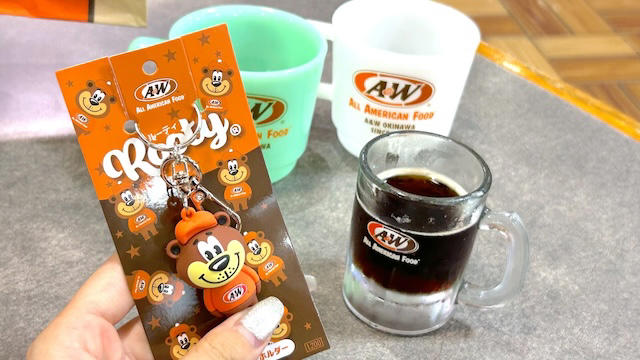 レトロなアメリカが味わえる「A&amp;W」, アメリカらしいフードが魅力, 可愛い！エンダーのオリジナルグッズたち, メッシュロゴキャップ, A&amp;Wスーベニアマグ, 3色フリクションペン, A&amp;Wロゴステッカー, ルーティミニぬいぐるみ, ルーティフィギュアキーホルダー（ルートビアver.）, ルーティクリップペン, スケッチブックカレンダー（書き込みタイプ）, 通販でも買えるの？