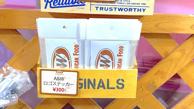 レトロなアメリカが味わえる「A&amp;W」, アメリカらしいフードが魅力, 可愛い！エンダーのオリジナルグッズたち, メッシュロゴキャップ, A&amp;Wスーベニアマグ, 3色フリクションペン, A&amp;Wロゴステッカー, ルーティミニぬいぐるみ, ルーティフィギュアキーホルダー（ルートビアver.）, ルーティクリップペン, スケッチブックカレンダー（書き込みタイプ）, 通販でも買えるの？