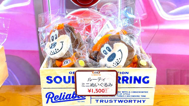 レトロなアメリカが味わえる「A&amp;W」, アメリカらしいフードが魅力, 可愛い！エンダーのオリジナルグッズたち, メッシュロゴキャップ, A&amp;Wスーベニアマグ, 3色フリクションペン, A&amp;Wロゴステッカー, ルーティミニぬいぐるみ, ルーティフィギュアキーホルダー（ルートビアver.）, ルーティクリップペン, スケッチブックカレンダー（書き込みタイプ）, 通販でも買えるの？