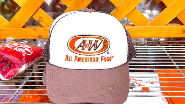 レトロなアメリカが味わえる「A&amp;W」, アメリカらしいフードが魅力, 可愛い！エンダーのオリジナルグッズたち, メッシュロゴキャップ, A&amp;Wスーベニアマグ, 3色フリクションペン, A&amp;Wロゴステッカー, ルーティミニぬいぐるみ, ルーティフィギュアキーホルダー（ルートビアver.）, ルーティクリップペン, スケッチブックカレンダー（書き込みタイプ）, 通販でも買えるの？