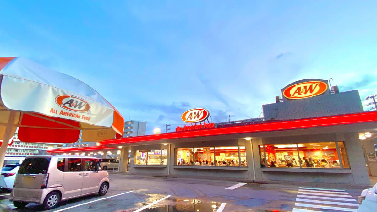 レトロなアメリカが味わえる「A&amp;W」, アメリカらしいフードが魅力, 可愛い！エンダーのオリジナルグッズたち, メッシュロゴキャップ, A&amp;Wスーベニアマグ, 3色フリクションペン, A&amp;Wロゴステッカー, ルーティミニぬいぐるみ, ルーティフィギュアキーホルダー（ルートビアver.）, ルーティクリップペン, スケッチブックカレンダー（書き込みタイプ）, 通販でも買えるの？