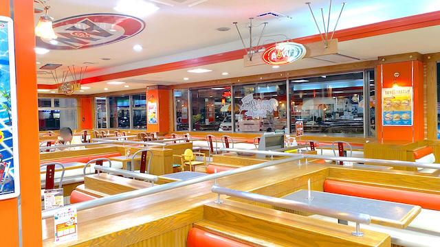レトロなアメリカが味わえる「A&amp;W」, アメリカらしいフードが魅力, 可愛い！エンダーのオリジナルグッズたち, メッシュロゴキャップ, A&amp;Wスーベニアマグ, 3色フリクションペン, A&amp;Wロゴステッカー, ルーティミニぬいぐるみ, ルーティフィギュアキーホルダー（ルートビアver.）, ルーティクリップペン, スケッチブックカレンダー（書き込みタイプ）, 通販でも買えるの？