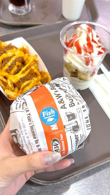 レトロなアメリカが味わえる「A&amp;W」, アメリカらしいフードが魅力, 可愛い！エンダーのオリジナルグッズたち, メッシュロゴキャップ, A&amp;Wスーベニアマグ, 3色フリクションペン, A&amp;Wロゴステッカー, ルーティミニぬいぐるみ, ルーティフィギュアキーホルダー（ルートビアver.）, ルーティクリップペン, スケッチブックカレンダー（書き込みタイプ）, 通販でも買えるの？