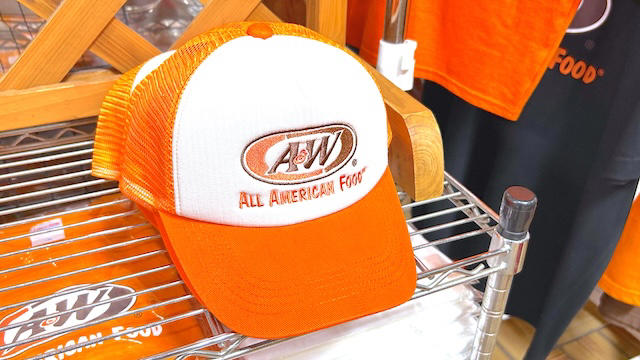 レトロなアメリカが味わえる「A&amp;W」, アメリカらしいフードが魅力, 可愛い！エンダーのオリジナルグッズたち, メッシュロゴキャップ, A&amp;Wスーベニアマグ, 3色フリクションペン, A&amp;Wロゴステッカー, ルーティミニぬいぐるみ, ルーティフィギュアキーホルダー（ルートビアver.）, ルーティクリップペン, スケッチブックカレンダー（書き込みタイプ）, 通販でも買えるの？