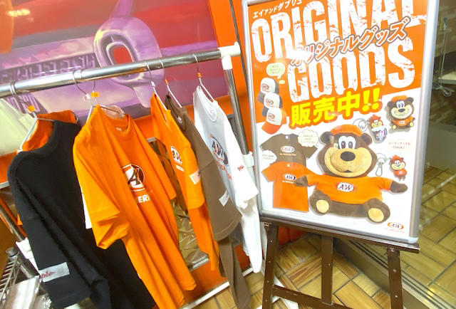 レトロなアメリカが味わえる「A&amp;W」, アメリカらしいフードが魅力, 可愛い！エンダーのオリジナルグッズたち, メッシュロゴキャップ, A&amp;Wスーベニアマグ, 3色フリクションペン, A&amp;Wロゴステッカー, ルーティミニぬいぐるみ, ルーティフィギュアキーホルダー（ルートビアver.）, ルーティクリップペン, スケッチブックカレンダー（書き込みタイプ）, 通販でも買えるの？