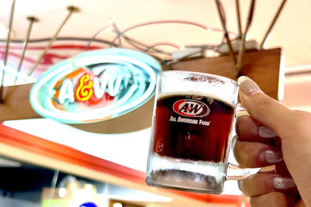 レトロなアメリカが味わえる「A&amp;W」, アメリカらしいフードが魅力, 可愛い！エンダーのオリジナルグッズたち, メッシュロゴキャップ, A&amp;Wスーベニアマグ, 3色フリクションペン, A&amp;Wロゴステッカー, ルーティミニぬいぐるみ, ルーティフィギュアキーホルダー（ルートビアver.）, ルーティクリップペン, スケッチブックカレンダー（書き込みタイプ）, 通販でも買えるの？