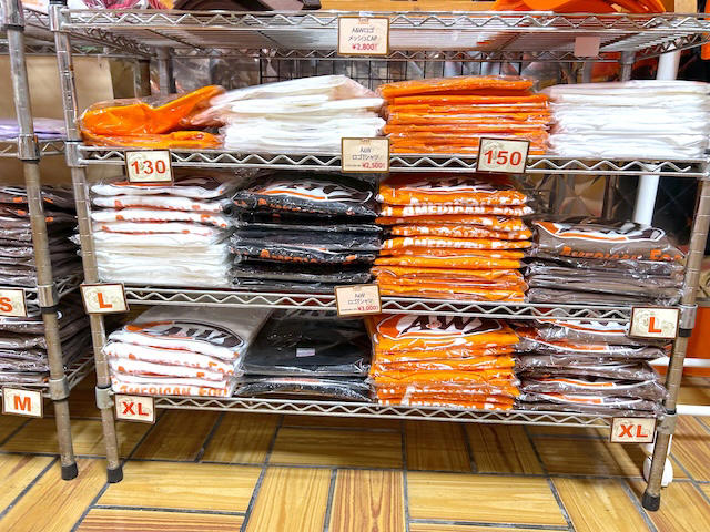 レトロなアメリカが味わえる「A&amp;W」, アメリカらしいフードが魅力, 可愛い！エンダーのオリジナルグッズたち, メッシュロゴキャップ, A&amp;Wスーベニアマグ, 3色フリクションペン, A&amp;Wロゴステッカー, ルーティミニぬいぐるみ, ルーティフィギュアキーホルダー（ルートビアver.）, ルーティクリップペン, スケッチブックカレンダー（書き込みタイプ）, 通販でも買えるの？