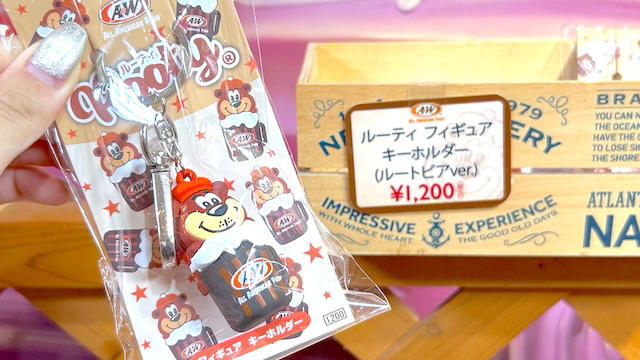 レトロなアメリカが味わえる「A&amp;W」, アメリカらしいフードが魅力, 可愛い！エンダーのオリジナルグッズたち, メッシュロゴキャップ, A&amp;Wスーベニアマグ, 3色フリクションペン, A&amp;Wロゴステッカー, ルーティミニぬいぐるみ, ルーティフィギュアキーホルダー（ルートビアver.）, ルーティクリップペン, スケッチブックカレンダー（書き込みタイプ）, 通販でも買えるの？