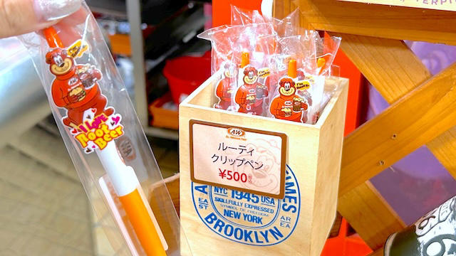 レトロなアメリカが味わえる「A&amp;W」, アメリカらしいフードが魅力, 可愛い！エンダーのオリジナルグッズたち, メッシュロゴキャップ, A&amp;Wスーベニアマグ, 3色フリクションペン, A&amp;Wロゴステッカー, ルーティミニぬいぐるみ, ルーティフィギュアキーホルダー（ルートビアver.）, ルーティクリップペン, スケッチブックカレンダー（書き込みタイプ）, 通販でも買えるの？