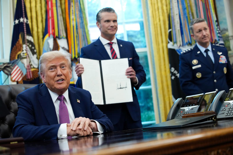 「心の底から建設的」な大統領？, ホワイトハウスをトランプ仕様に改造, 「レガシー・プロジェクト」, ジャンボサイズの大広間, 急ピッチで進められる建設工事, トランプ大統領の主張, テントでは威厳がない？, 多くの大統領がホワイトハウスに変更を加えてきた, 不動産王の面目躍如？, ホワイトハウスを建設したのは奴隷たち, 各政権によるリフォーム, イーストウィングが損傷するおそれ, チェック・アンド・バランスが機能していない, 「イーストウィングは近代化される」, 「十分に配慮している」, 打つ手がない民主党