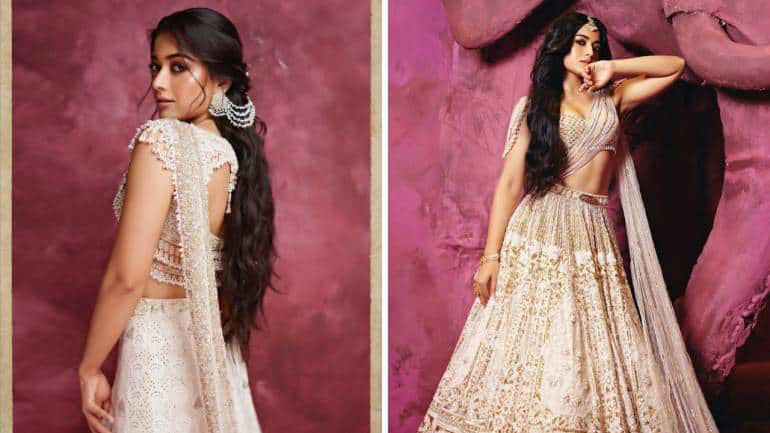Timeless in ivory Love a little extravaganza? Go for Rashmika’s sparkling white/ivory lehenga adorned with pearls. Whether it’s the design of the blouse or the structured flare of the lehenga, a similar style is sure to make you stand out.