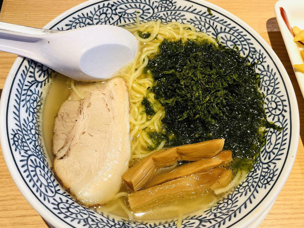幼児から食べ盛りまでカバーする内容, 安定の「選べるおもちゃ」に子どもは大喜び, 子育て中の親たちが丸源ラーメンを選ぶ理由, 親子3人で夜ご飯を食べる場合の予算感, 丸源ラーメンはファミレスよりも使い勝手がいいかもしれない