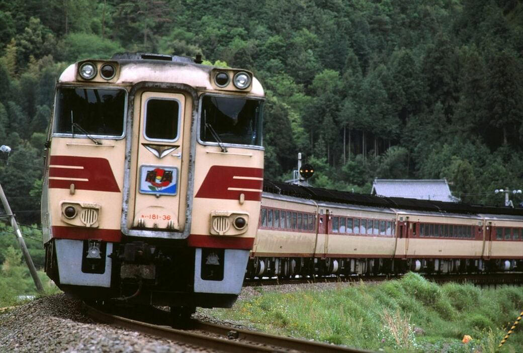豪快なエンジン音とパワフルな走り, 電化間近の山岳路線を疾走, 時刻表の表紙を飾った「やくも」の1枚, 山陰や四国での大活躍, どう撮る？キハ181系, キハ181系の「晴れ舞台」