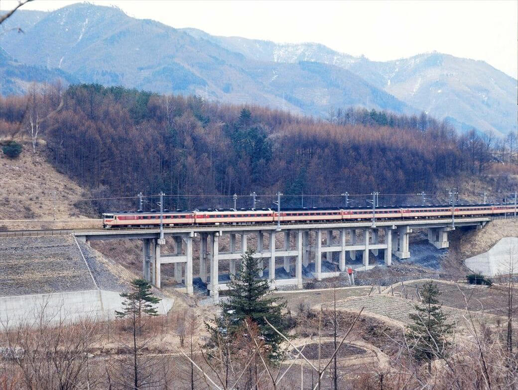 豪快なエンジン音とパワフルな走り, 電化間近の山岳路線を疾走, 時刻表の表紙を飾った「やくも」の1枚, 山陰や四国での大活躍, どう撮る？キハ181系, キハ181系の「晴れ舞台」