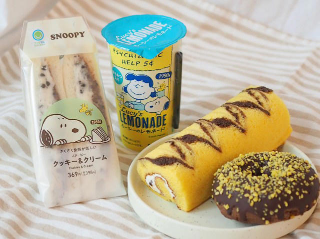 ・スヌーピー 　チョコケーキドーナツ（168円）, ・スヌーピー　クッキー&amp;クリームサンド（398円）, ・チャーリー・ブラウン　チョコバナナロールケーキ（178円）, ・ルーシーのレモネード（198円）