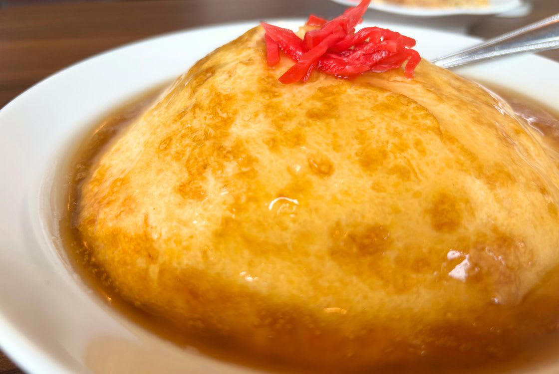 『中華料理 昇龍軒 新潟白山店』とは, 【定番ランチ】「台湾ラーメン＋五目炒飯」, 【ガタチラのイチオシ】「豚骨台湾ラーメン＋天津飯」, 【人気の一品】「エビチリ」, メニュー(2025年9月9日時点)
