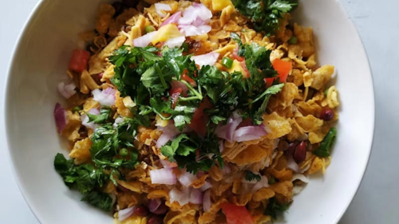 Murmuru Bhel: A crunchy, low calorie snack mixed with veggies and spices, light yet satisfying for evening cravings.