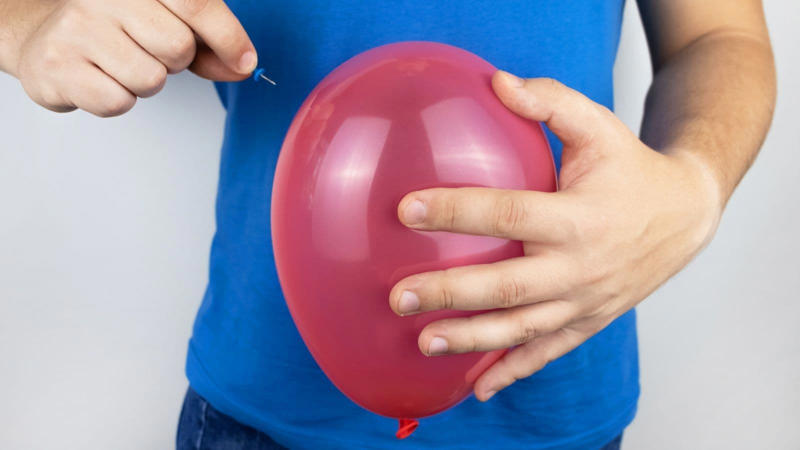As a result, the gas inside your digestive tract expands—similar to how a sealed snack packet swells mid-air. Think of your stomach like a balloon, slowly inflating as the plane gains altitude. (Image: Canva)