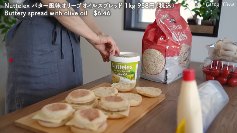 ・ニュージーランド産 ソニヤりんご, ・リアルシュリンプ, ・Puriti プレミアム マヌカハニー UMF10+, ・イングリッシュマフィン, ・JONES DAIRY FARM ポークパティ（冷凍）, ・Nuttelex バター風味オリーブオイルスプレッド, ・Kirkland Signature オートミール, ・岩手県産 天然水トマト, ・新潟県産えりんぎ, ・国産品 さくらどり むね肉, ・NISSIN クリーミートムヤムシュリンプ ヌードル, ・南アフリカ産 ルビーグレープフルーツ, ・Soignon ゴートチーズ, ・Plecia クレープバウム, ・OURHOME グリーンリーフキムチ