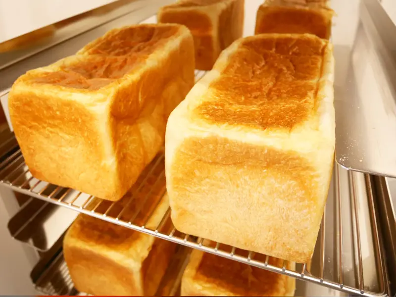 出会いがきっかけに, 口溶け食感に驚く、至福の一口。特製バゲット, 吸い付くようなしっとり感、角食, 葉山で育む、日常のパン文化