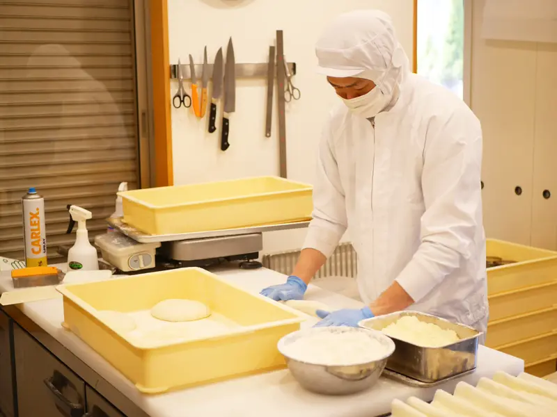出会いがきっかけに, 口溶け食感に驚く、至福の一口。特製バゲット, 吸い付くようなしっとり感、角食, 葉山で育む、日常のパン文化