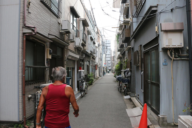 ■平日でも祭りのような賑わい, ■周辺住民は「無関心」, ■わずか6年で世帯が半減, ■「言い値で売って」業者が毎日アプローチ, ■「民泊」の急増もデメリット, ■町への貢献はゼロ, ■住民の不利益の上に成り立つべきではない