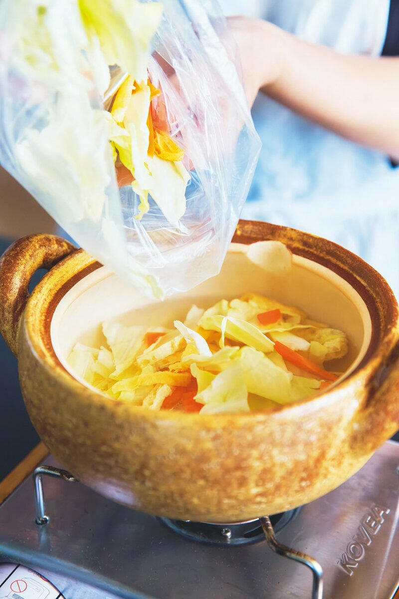 ●4：20　お弁当づくり＆撮影開始, ●5：20　朝ごはんは手間をかけない, ●5：30　キッチンを片付けてお道具をねぎらう, ●6：00　5分でも外を見てほっとひと息, ●6：30　夫を仕事へ見送る, ●6：40 コーヒーをいれてリラックスタイムへ, ●前日の夜にほとんど仕込む, ●お弁当のラフを書いておく