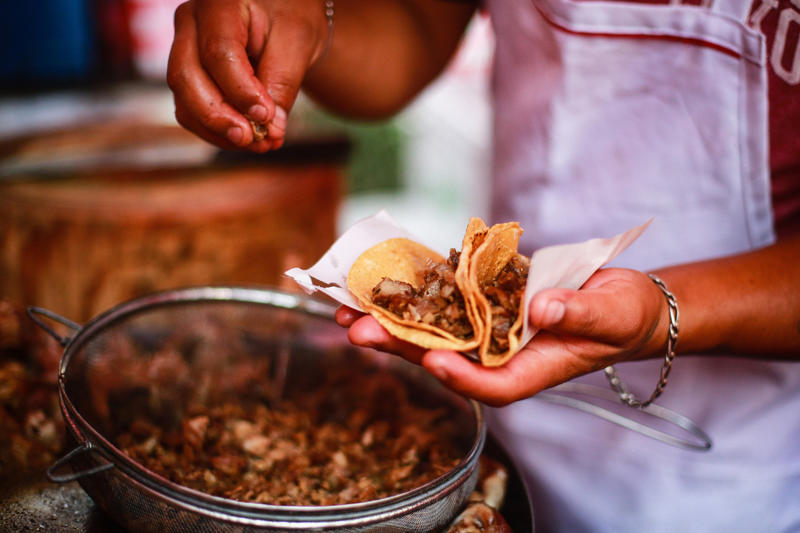 Must-try street food for travelers Currywurst, Bungeo-ppang, Bunny chow, Aloo chaat, Banana cue, Khachapuri, Takoyaki, Mango sticky rice, Fish and chips, Chapli kebabs, Anticucho, Shawarma, Stinky tofu, Vada pav, Pani câ mèusa, Tanghulu