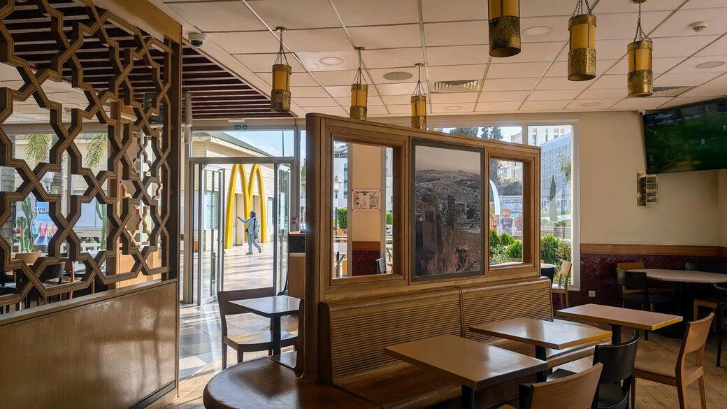 美しいたたずまいのマック, 「海外旅行でマック」の敗北感, マックは灯台のような存在, ご当地メニューが世界一周の楽しみに, インドでマハラジャマックを食べる, マックのない国もあった