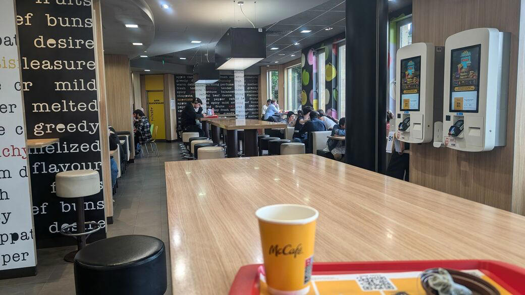 美しいたたずまいのマック, 「海外旅行でマック」の敗北感, マックは灯台のような存在, ご当地メニューが世界一周の楽しみに, インドでマハラジャマックを食べる, マックのない国もあった