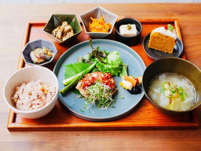 【梅田】炒飯好きの楽園「大阪炒飯倶楽部」, 【なんば】ボリューム系サンドイッチ専門店「チャームサイドサンドイッチ大阪なんば店」, 【中崎町】“薬膳×スパイス”がテーマの「Wabi cafe」, 【中津】アメリカンダイナー「Wythe Club」, 【鶴橋】韓国本場ナッコプセ専門店「サウィ食堂」