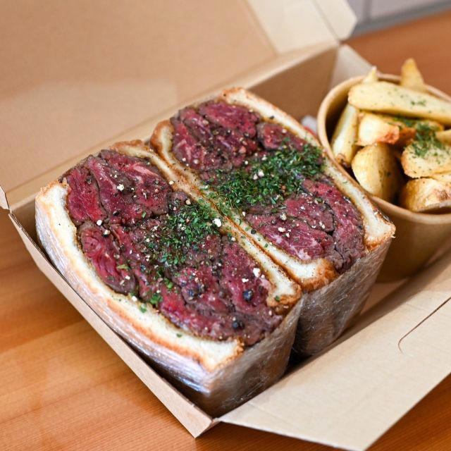 【梅田】炒飯好きの楽園「大阪炒飯倶楽部」, 【なんば】ボリューム系サンドイッチ専門店「チャームサイドサンドイッチ大阪なんば店」, 【中崎町】“薬膳×スパイス”がテーマの「Wabi cafe」, 【中津】アメリカンダイナー「Wythe Club」, 【鶴橋】韓国本場ナッコプセ専門店「サウィ食堂」