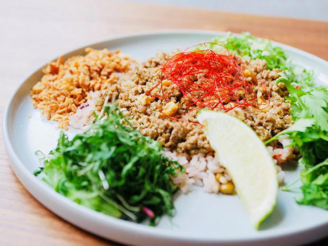 【梅田】炒飯好きの楽園「大阪炒飯倶楽部」, 【なんば】ボリューム系サンドイッチ専門店「チャームサイドサンドイッチ大阪なんば店」, 【中崎町】“薬膳×スパイス”がテーマの「Wabi cafe」, 【中津】アメリカンダイナー「Wythe Club」, 【鶴橋】韓国本場ナッコプセ専門店「サウィ食堂」