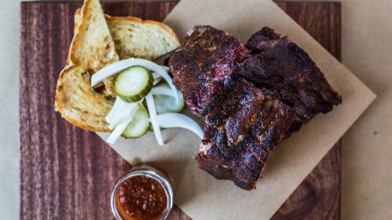 Butchertown Hall Whitt's Barbecue, Bar-B-Cutie Smokehouse, Mary's Old Fashioned Pit Bar-B-Que, Drifters Tennessee Barbeque Joint, Loveless Cafe, Bringle's Smoking Oasis, Butchertown Hall, Martin's Bar-B-Que Joint, Edley's Bar-B-Que, Peg Leg Porker