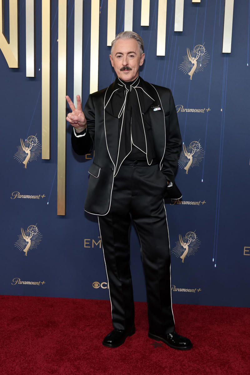 Alan Cumming A stunning red carpet, Hunter Schafer, Cate Blanchett, Scarlett Johansson, Pedro Pascal, Jennifer Coolidge, Hannah Einbinder, Sam Rockwell, Carrie Coon, Gwendoline Christie, Sydney Sweeney, Selena Gómez, Jake Gyllenhaal and Jeanne Cadieu, Leighton Meester, Michelle Williams, Michelle Monaghan, Charlie Hunnam, Lisa (Blackpink), Keri Russell, Kristen Bell, Anna Sawai, Colman Domingo, Catherine Zeta-Jones, Justine Lupe, Haley Kalil, Bronwyn Newport, Justin Hartley, Shabana Azeez, Dichen Lachman, Sam Nivola, Supriya Ganesh, Jesse Williams, Ruth Negga, Jenny Slate, Seth Rogen, Chloë Sevigny, Sarah Catherine Hook, Parker Posey, Owen Cooper, Jen Tullock, Kathryn Hahn, Sarah Paulson, Bowen Yang, Walton Goggins, Aliyah Mastin, Alan Cumming, Angela Bassett, Malin Akerman, Gerran Howell, Leslie Bibb, Elizabeth Banks, Calista Flockhart, Brittany Snow, Jason Isaacs, Lauren Graham, Kaitlyn Dever, Mariska Hargitay
