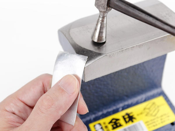 ●思いっきり叩きたい時、どうする？, ●とりあえず小型のアンビルを買ってみた, ●小さな金属部品を扱うなら「ミニレールアンビル」, ●工具のメンテやカーブを利用した整形に「金床」, ●力の伝わり方が明らかに違う！
