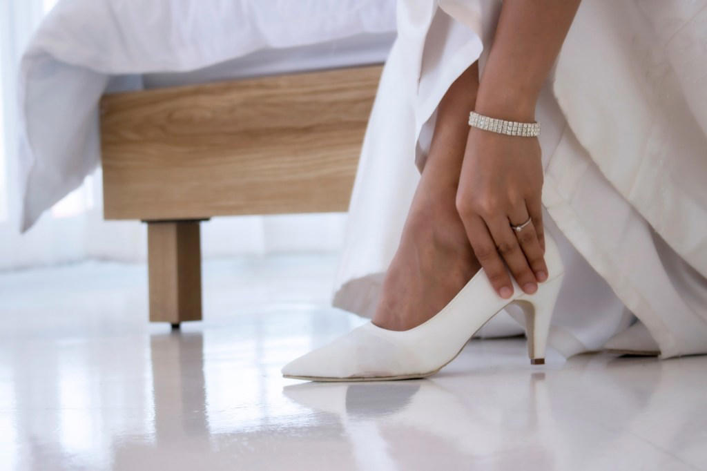 1. Not staying connected, 2. Not telling the DJ to stick to the wedding playlist, 3. Not planning/discussing how to cut the cake, 4. Buying expensive shoes, 5. Having bridesmaids stand behind the bride, 6. Scheduling more time to get ready, 7. Not scouting photo locations, 8. Regret spending so much money
