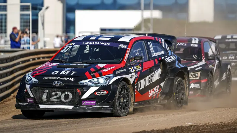 コース上で横転、ドライバーに大きな不安。, ミカ・リイマタイネン、イスタンブールのワールドRXで横転。, 幸い無事だったが、恐怖は大きかった......。, 事故はイスタンブールで開催された世界ラリークロス選手権のセミファイナル、ステージ「World RX of Türkiye」で発生した。, 他のドライバーとの接触でコントロールを失った。, 接触後、リイマタイネンの車は横転した。, 横転し、逆さまになってしまった。, 幸いドライバーは無事で、大きな怪我はなかった。, 何とか自力で車から降りた。, その後、サーキットの作業員たちが車を安全な場所に移した。, ドライバーにとってもっと悪い結果になったかもしれない。, 多くのファンがリイマタイネンに激励のメッセージを送った。